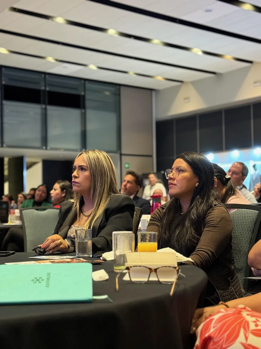 Participantes siguiendo una sesión desde su mesa de trabajo