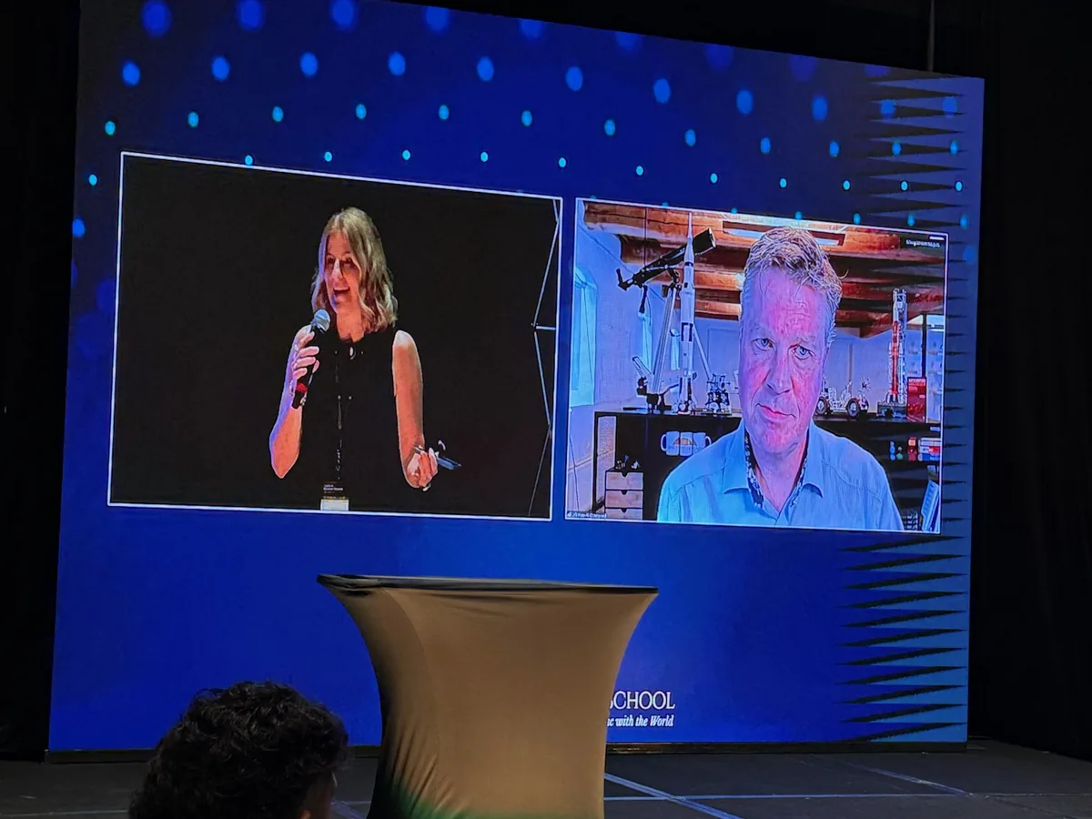 Conversación en escenario con un invitado remoto en la pantalla principal