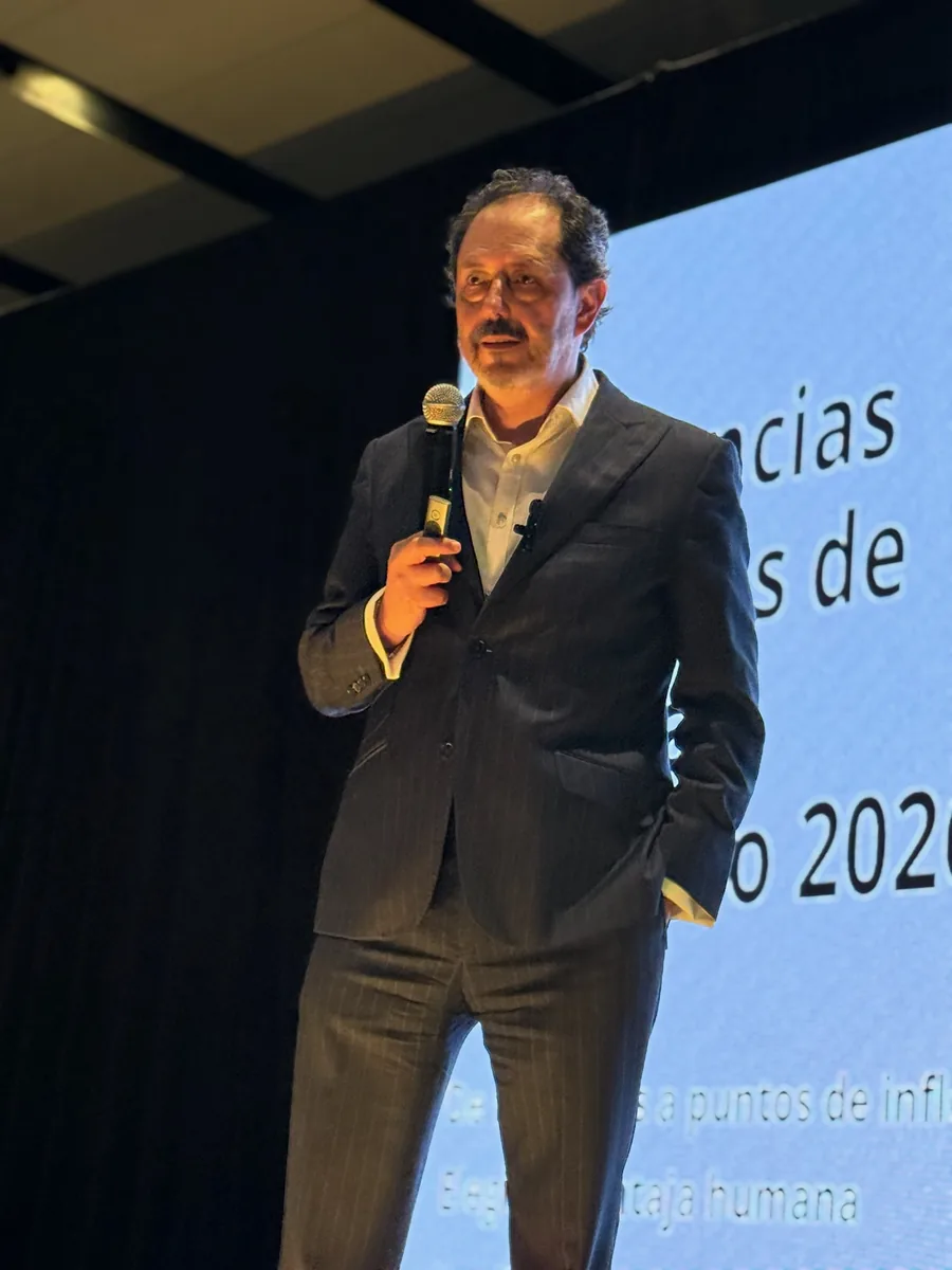 Expositor presentando tendencias de capital humano en la Cumbre de RH