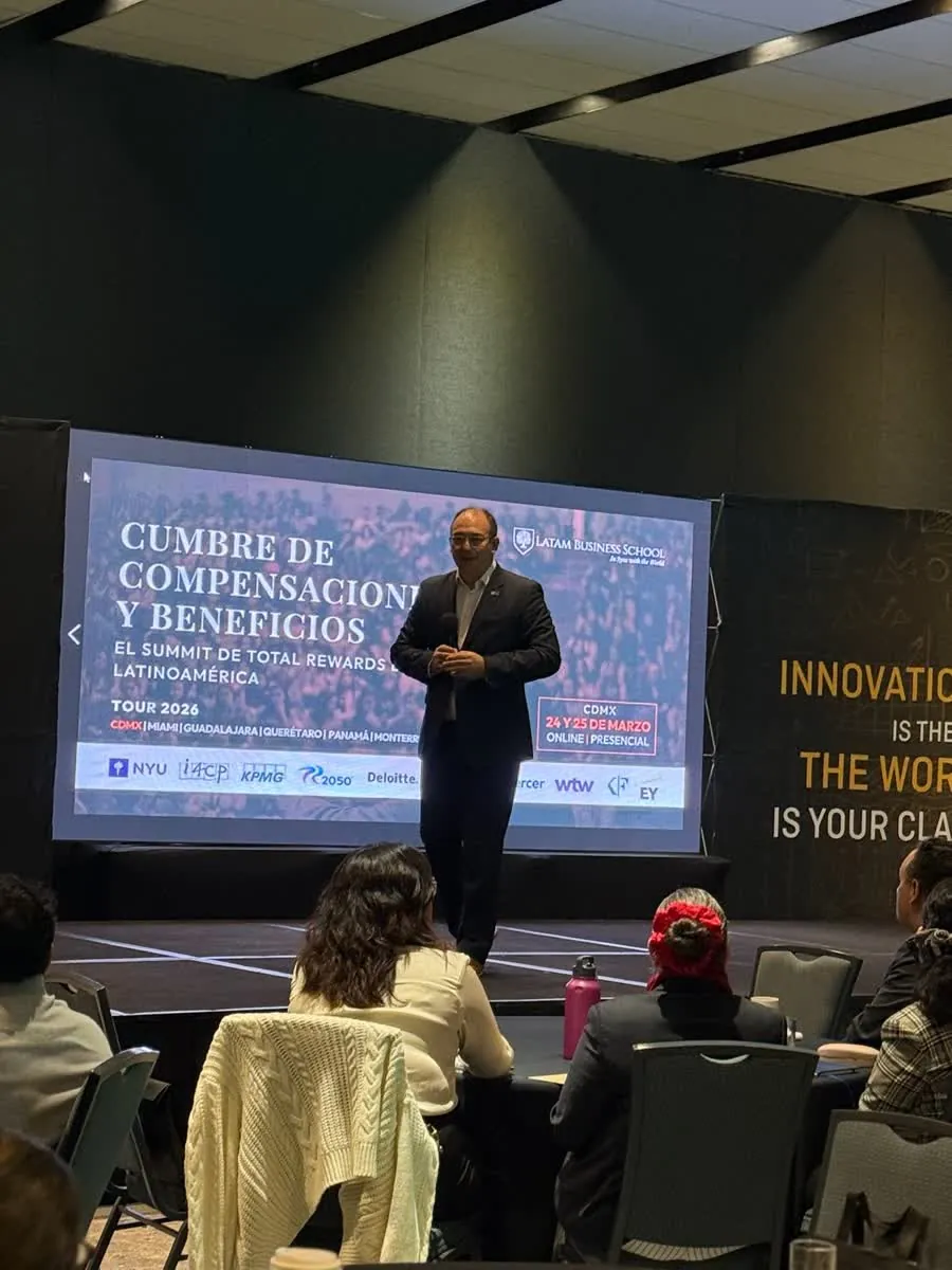 Apertura de la Cumbre de Compensaciones y Beneficios 2026 frente a la pantalla del tour