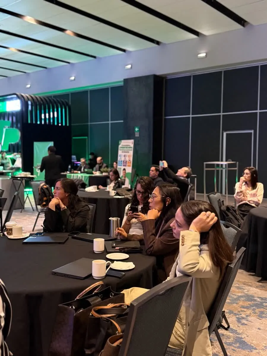 Mesa de trabajo durante una sesión de la Cumbre C&B 2026